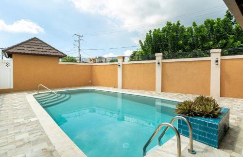 Norbrook Apartment | Luxury Living Modern Contemporary Home with Brand New Pool in Manor Park