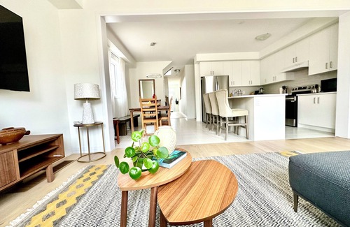 Thorold House | Luxury Living Near Niagara-New Spacious 4-Bed, 1-King Bed