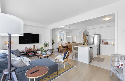 Thorold House | Luxury Living Near Niagara-New Spacious 4-Bed, 1-King Bed