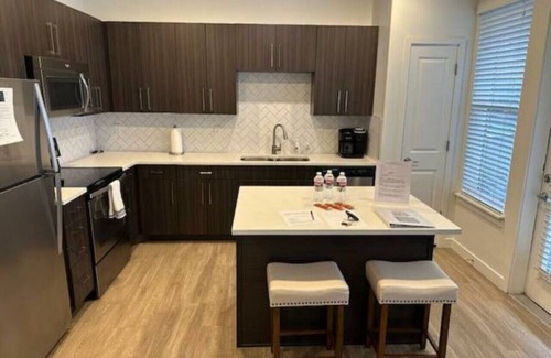 Draper Apartment | Luxury Living with Resort Amenities: King bd+Queens bd, Gym-Pool-Hot Tub, Fast Wi-Fi