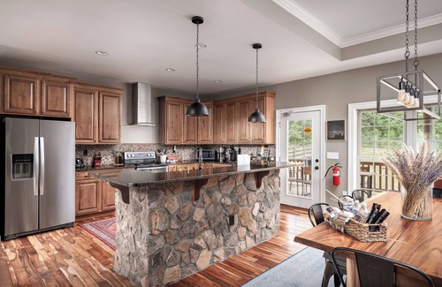 Front Royal Cabin | Luxury Lodge Fire Pit, Hot Tub, & Sauna