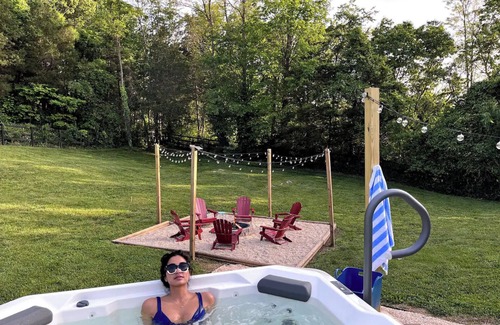 Front Royal Cabin | Luxury Lodge Fire Pit, Hot Tub, & Sauna