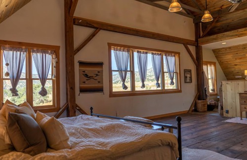 Howard Cabin | LUXURY LODGE ON THE ARKANSAS RIVER NEAR SALIDA COLORADO