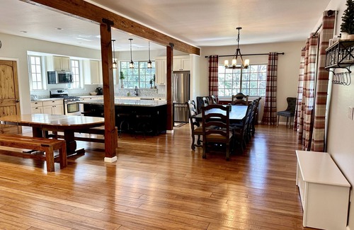 Sierra Pines Cabin | 🏆 LUXURY LODGE - SLEEPS 26 - 5,000 SQ FT - 6BD 4BA - GAME/THEATER - 1.5 ACRES