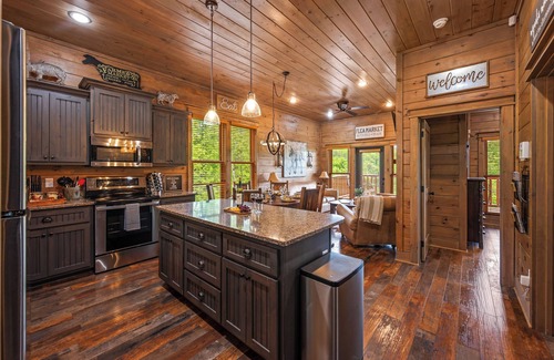 Gatlinburg Cabin | Luxury Lodge Spectacular Views From 3 Huge Covered Decks! 1.5 MI To Downtown!