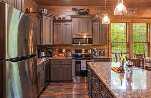 Gatlinburg Cabin | Luxury Lodge Spectacular Views From 3 Huge Covered Decks! 1.5 MI To Downtown!