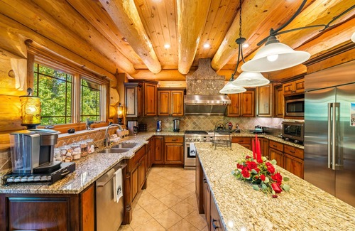 Gatlinburg - Pigeon Forge Cabin | Luxury Lodge w/Theater, Views & 8 King Suites