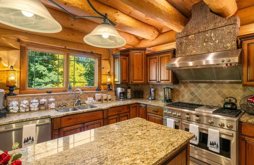 Gatlinburg - Pigeon Forge Cabin | Luxury Lodge w/Theater, Views & 8 King Suites