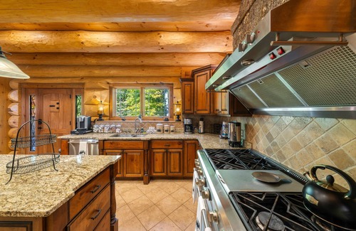 Gatlinburg - Pigeon Forge Cabin | Luxury Lodge w/Theater, Views & 8 King Suites