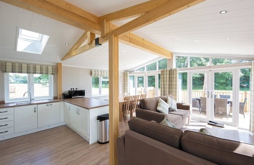 Diss Ski Chalet | Luxury lodge with one double with freestanding bath.