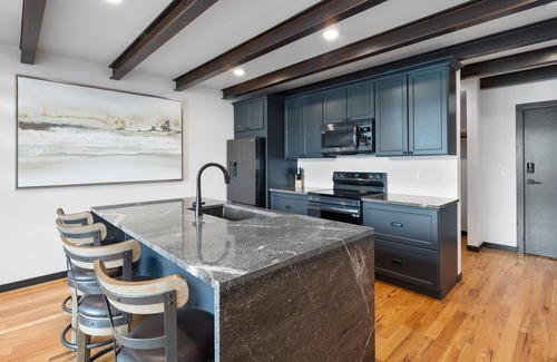 Hill City Apartment | Luxury Loft 4 Overlook Main Street