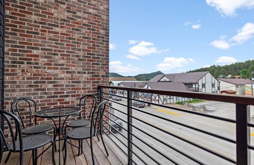 Hill City Apartment | Luxury Loft 4 Overlook Main Street