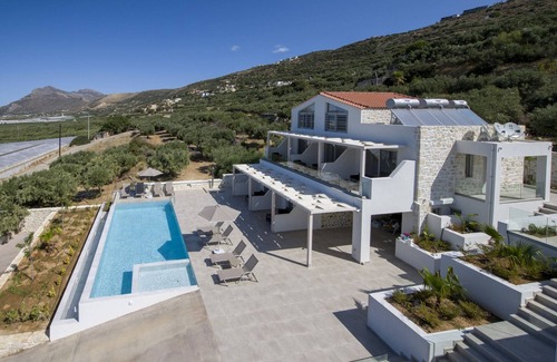 Limeniskos Apartment | Luxury loft, pool, close to the beach, sea view