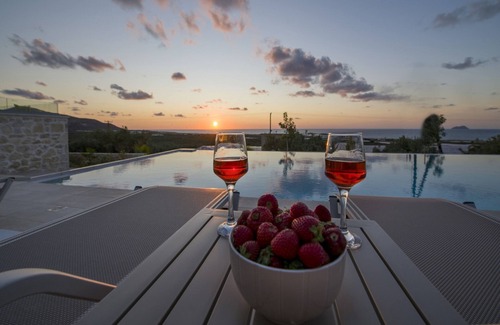 Limeniskos Apartment | Luxury loft, pool, close to the beach, sea view