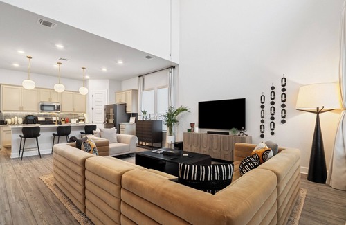Travis County House | Luxury Lofthouse 4-bedroom with Games/Baby Crib/and Free Parking Space
