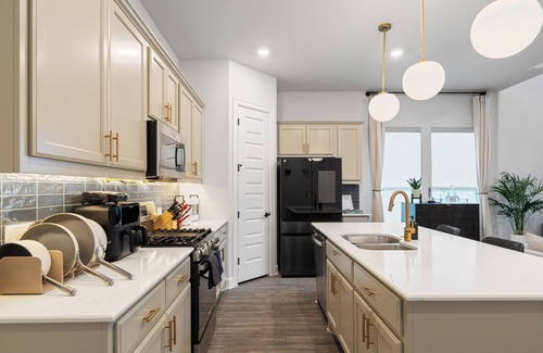 Travis County House | Luxury Lofthouse 4-bedroom with Games/Baby Crib/and Free Parking Space