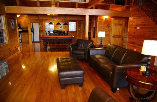 Bryson City Cabin | Luxury Log Cabin. Hot Tub. Pool Table. Secluded. Close to Town and Train Depot.