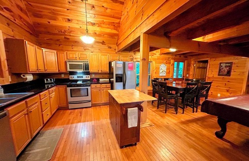 Bryson City Cabin | Luxury Log Cabin. Hot Tub. Pool Table. Secluded. Close to Town and Train Depot.
