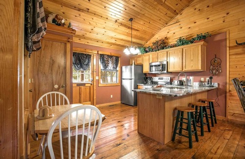 Branson Cabin | Luxury Log Cabin! King Bed, Full Kitchen, Fireplace, Wooded Views! | A2