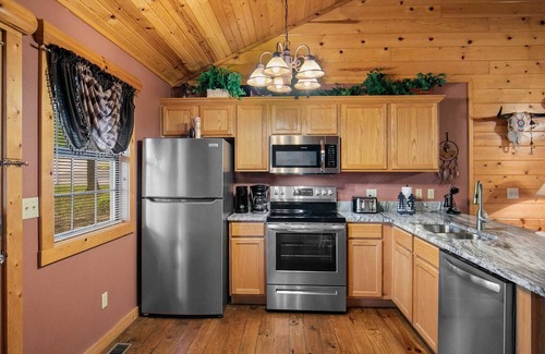Branson Cabin | Luxury Log Cabin! King Bed, Full Kitchen, Fireplace, Wooded Views! | A2