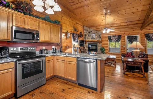 Branson Cabin | Luxury Log Cabin! King Bed, Full Kitchen, Fireplace, Wooded Views! | A2