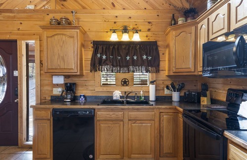 Branson Cedars Cabin | Luxury Log Cabin Over 2400 Sq Ft-GameTable-Free Tickets-Hot Tub-CarCharger