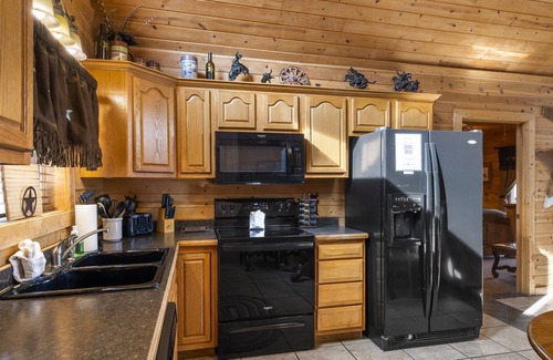 Branson Cedars Cabin | Luxury Log Cabin Over 2400 Sq Ft-GameTable-Free Tickets-Hot Tub-CarCharger