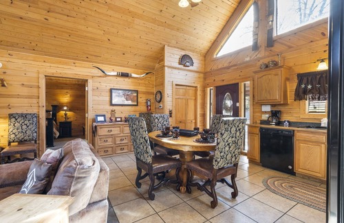Branson Cedars Cabin | Luxury Log Cabin Over 2400 Sq Ft-GameTable-Free Tickets-Hot Tub-CarCharger