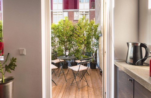 Grachtengordel-West Apartment | Luxury Long Stay Apartment with canal view located in the historic old center of Amsterdam.