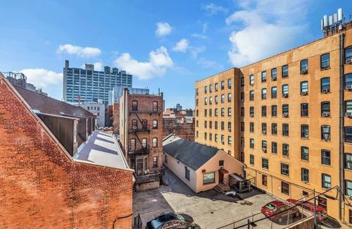 Harlem Apartment | Luxury Manhattan abode with balcony and rooftop, close to all.