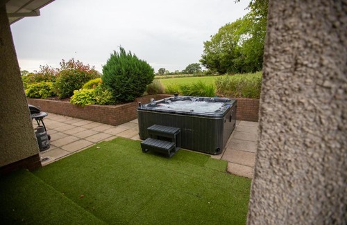 Lisburn House | Luxury Manor, Private, Double Garage, Hot tub, Wifi
