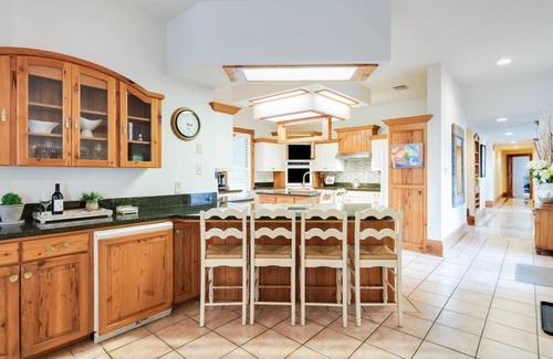 New Iberia Apartment | Luxury Mansion on pond + pool + gameroom
