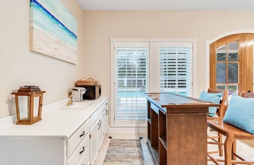New Iberia Apartment | Luxury Mansion on pond + pool + gameroom