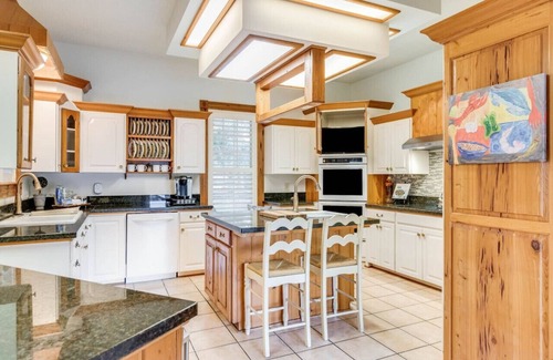 New Iberia Apartment | Luxury Mansion on pond + pool + gameroom