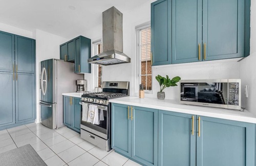 Thorold House | Luxury Mansion with Chefs Kitchen by Niagara Falls