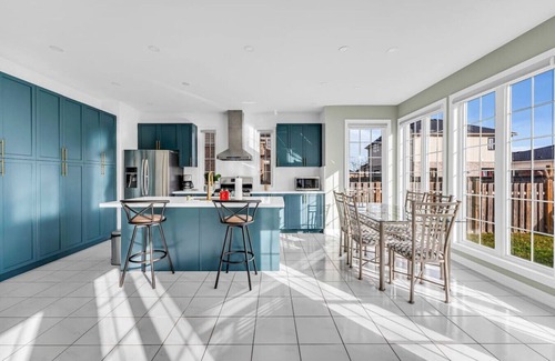 Thorold House | Luxury Mansion with Chefs Kitchen by Niagara Falls
