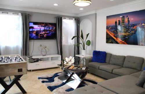 Tamiami House | Luxury mansion with pool jacuzzi BBQ for ultimate scape