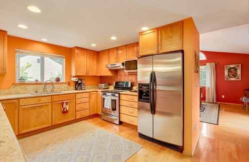 Kenmore House | Luxury Master bedroom and private bathroom: jacuzzi/hot tub .