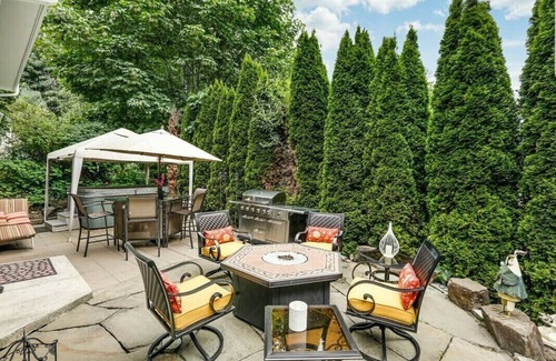 Kenmore House | Luxury Master bedroom and private bathroom: jacuzzi/hot tub .