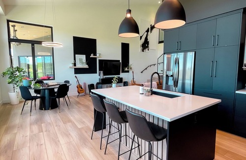White City House | "Luxury Meets Nature: Trendy 2-Bedroom Studio in Scenic Oasis