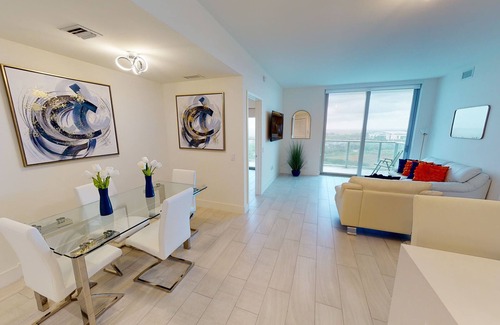 Sunrise Condo | Luxury Miami Suite