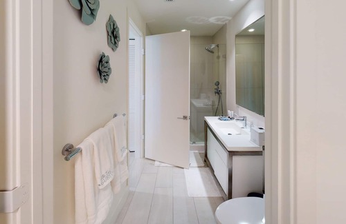 Sunrise Condo | Luxury Miami Suite