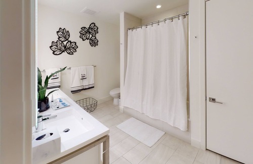 Sunrise Condo | Luxury Miami Suite