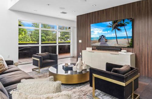 Northeast Coconut Grove Villa | Luxury Miami Villa with Large Pool & BBQ, Perfect Getaway!