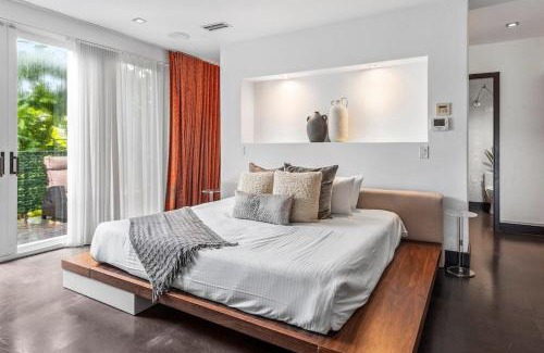 Northeast Coconut Grove Villa | Luxury Miami Villa with Large Pool & BBQ, Perfect Getaway!