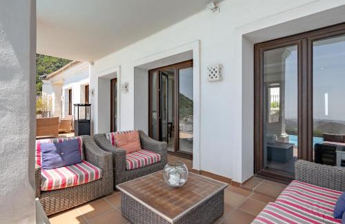Benahavis Villa | Luxury Modern 5BR Villa - Infinity pool & Panoramic sea views