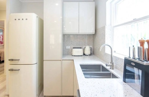Reid Apartment | Luxury Modern CBD 2BR Ground Floor Apartment