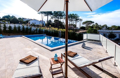 Foz do Arelho Villa | Luxury modern family villa with lagoon views, private heated pool, free wifi