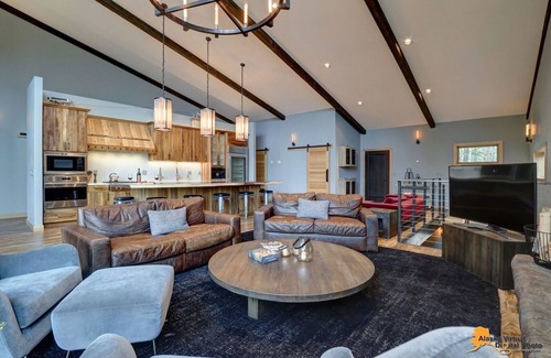 Alyeska House | Luxury Modern Mountain Home 1/2 mile from Ski Resort