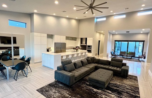 Chandler House | Luxury Modern Oasis - Gym & Pool